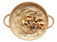 Рецепта Гъбена крем супа с манатарки, картофи и праз (с прясно мляко и готварска сметана)